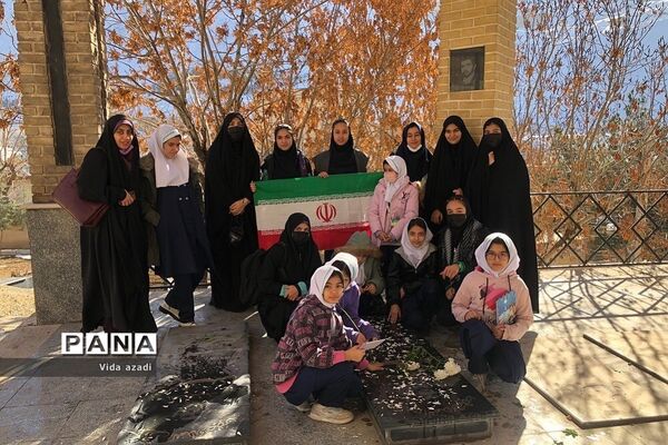 دیدار دانش‌آموزان  رودهن با مادر شهید مصیب نجف‌آهی از شهدای رودهن