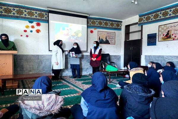 برگزاری جلسه آموزشی طرح  دادرس هلال احمر در دبیرستان پروین اعتصامی یک