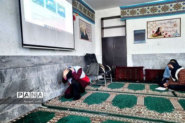 برگزاری جلسه آموزشی طرح  دادرس هلال احمر در دبیرستان پروین اعتصامی یک