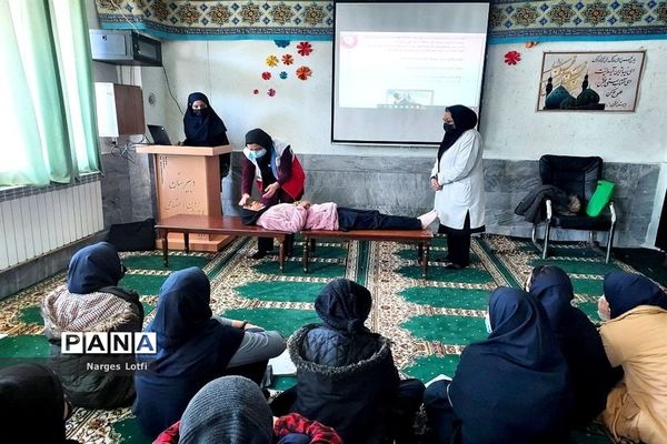 برگزاری جلسه آموزشی طرح  دادرس هلال احمر در دبیرستان پروین اعتصامی یک