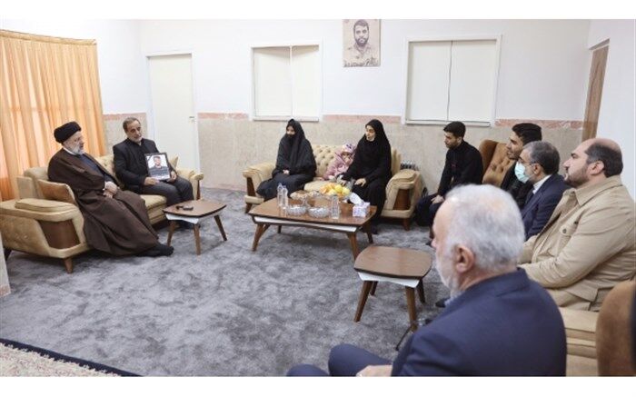 دیدار آیت‌الله رئیسی با خانواده شهید مدافع امنیت امیر کمندی