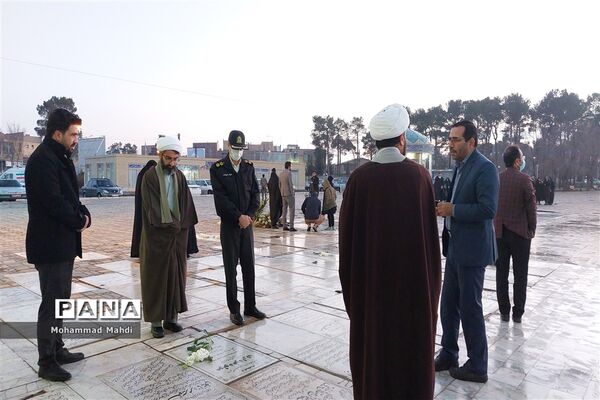 غبار روبی مزار مادران شهدای شهرستان نایین