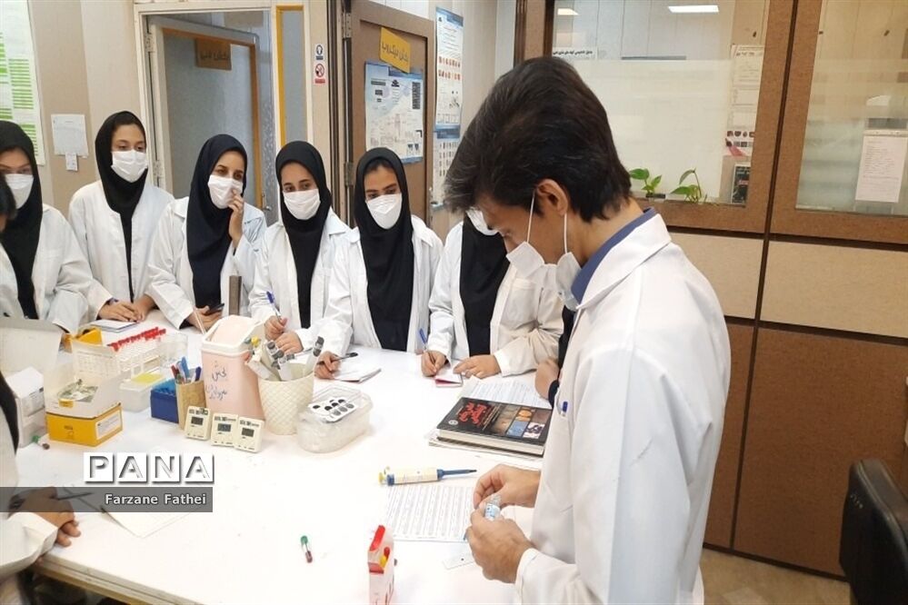 حضور دانش‌آموزان پژوهش‌سرای تهرانی مقدم منطقه چهاردانگه در آزمایشگاه تشخیص طبی متخصصین