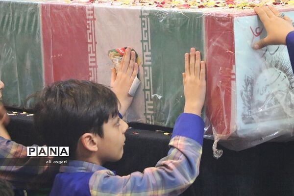 وداع خاطره‌انگیزدانش‌آموزان شهریار با شهدای گمنام
