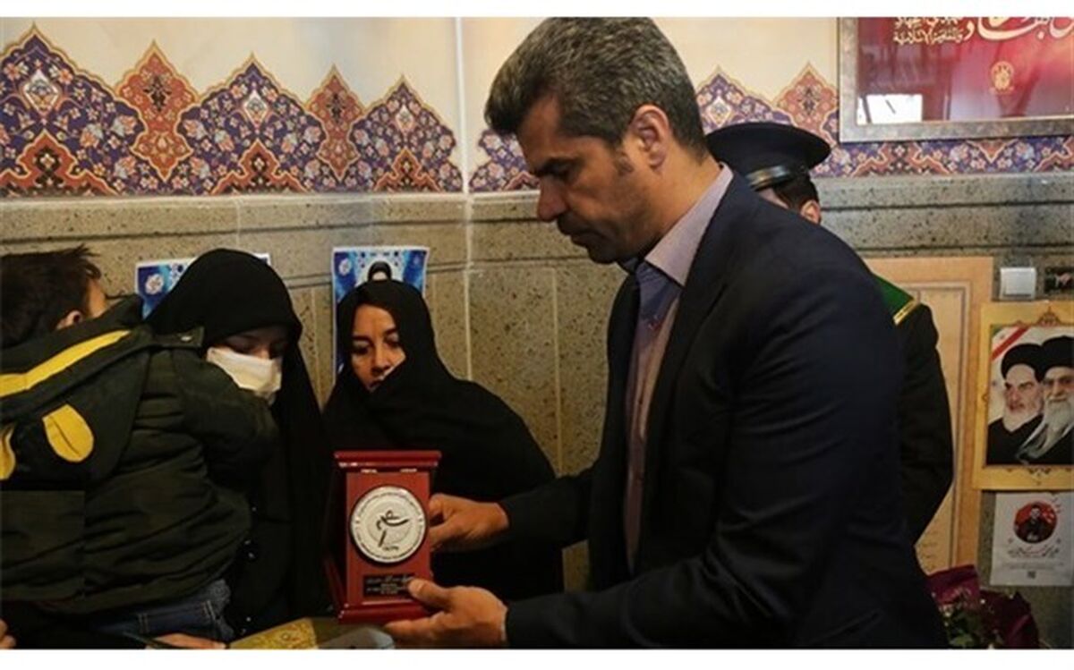 اهدای مدال‌های قهرمانی آسیا به خانواده شهید «مظفری‌نیا»