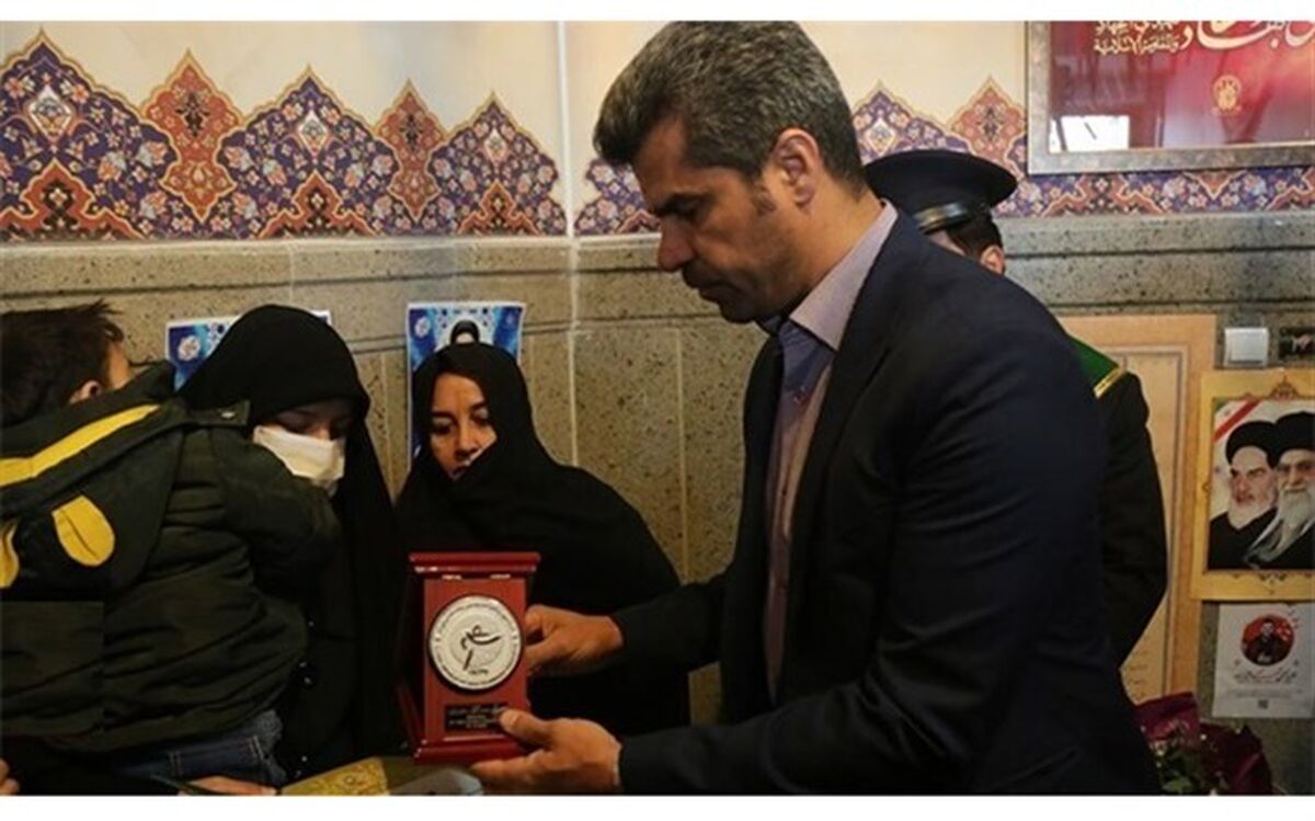 اهدای مدال‌های قهرمانی آسیا به خانواده شهید «مظفری‌نیا»