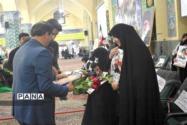 مراسم تکریم مادران و همسران شهدا در بهاباد