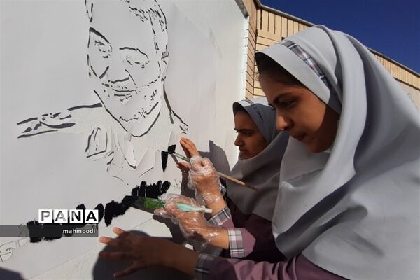 نقاشی تصویر سردار دل‌ها توسط دانش‌آموزان