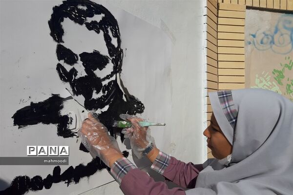 نقاشی تصویر سردار دل‌ها توسط دانش‌آموزان