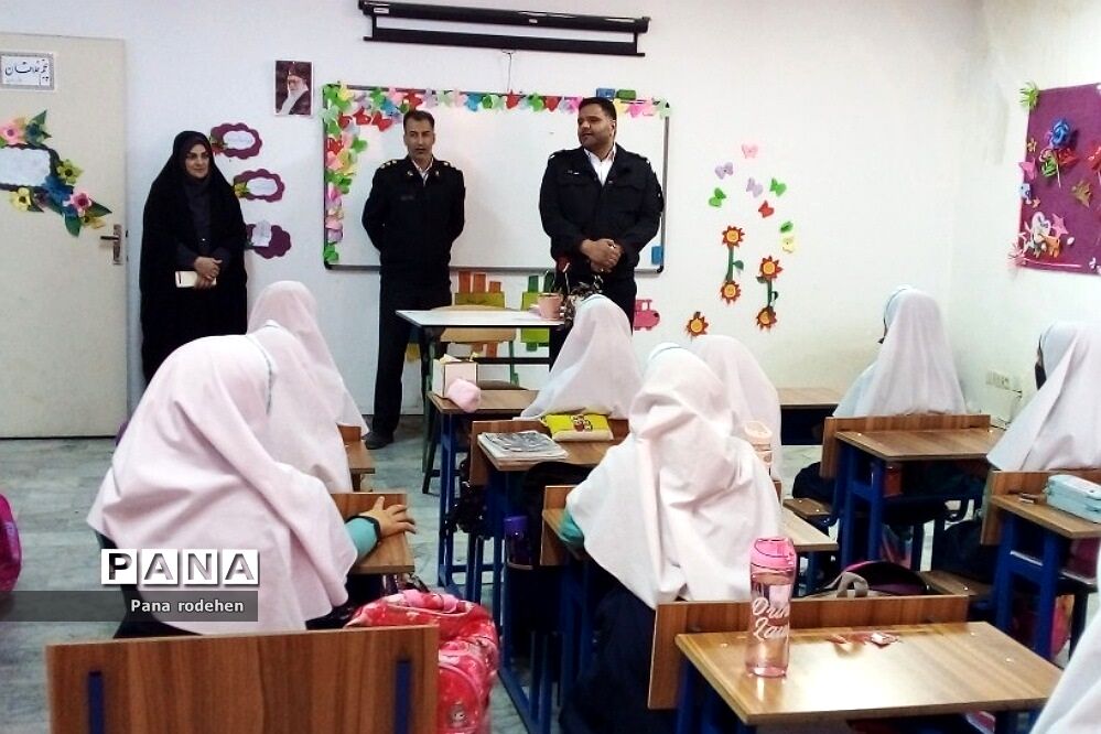 جلسه آموزشی طرح ترافیک و عبور و مرور دانش‌آموزان هنگام مدرسه در دبستان سما۲ رودهن