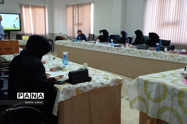 کارگاه مهارت فرزند‌پروری به صورت قطبی در آموزش و پرورش رودهن