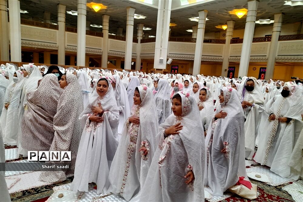 جشن عبادت یک هزارو 100 نفر از دختران درحرم مطهرشاهچراغ (ع)