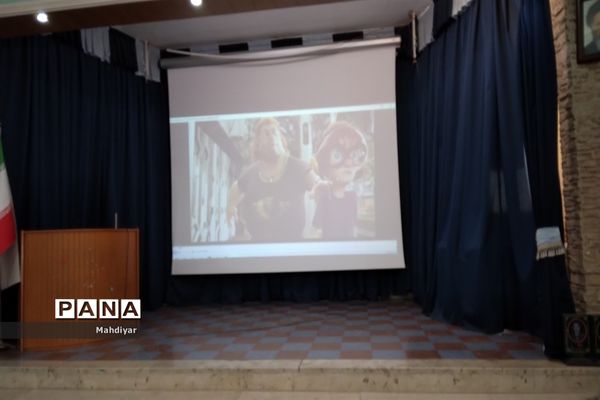 نمایش انیمیشن لوپتو برای دانش‌آموزان مدرسه کوثر بخش جوادآباد