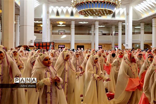جشن تکلیف  هزارو 100 نفر از دختران شیراز درحرم مطهرشاهچراغ (ع)