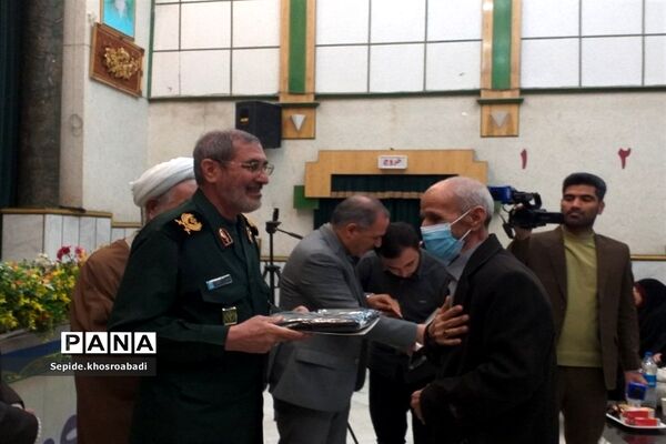 تجلیل از خانواده شهدا و اهدا حکم فرماندهی مدیران مدارس در پاکدشت