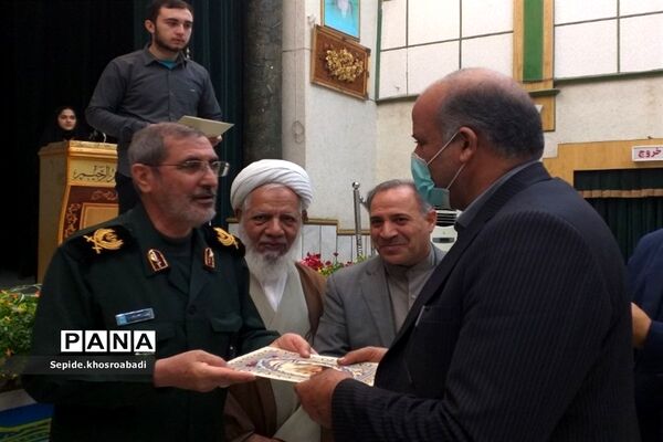 تجلیل از خانواده شهدا و اهدا حکم فرماندهی مدیران مدارس در پاکدشت