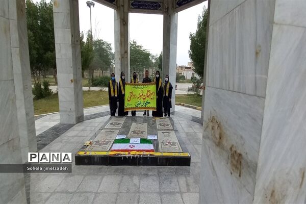 غبارروبی مزار شهدا توسط اعضای سازمان دانش‌آموزی شادگانی به‌مناسبت دهه بصیرت و مقاومت