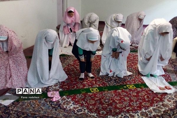 برگزاری نماز‌جماعت در دبستان سما۲ رودهن