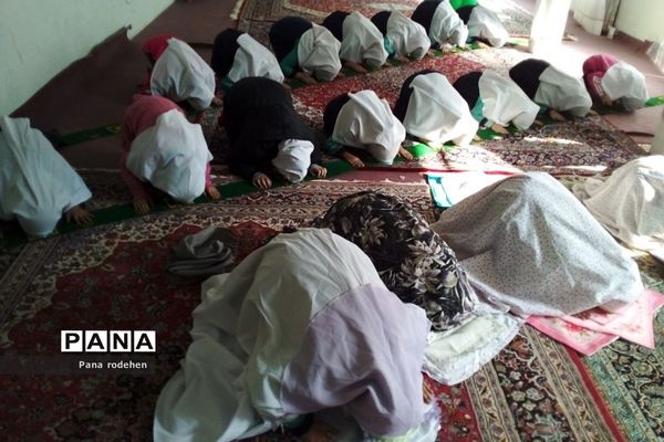 برگزاری نماز‌جماعت در دبستان سما۲ رودهن