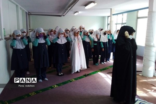 برگزاری نماز‌جماعت در دبستان سما۲ رودهن
