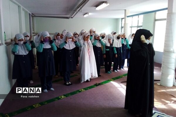 برگزاری نماز‌جماعت در دبستان سما۲ رودهن