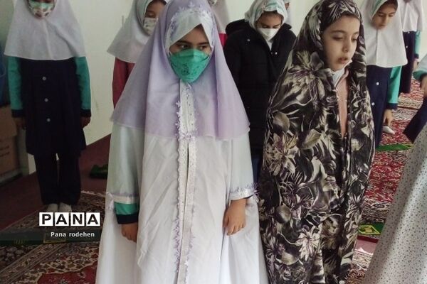 برگزاری نماز‌جماعت در دبستان سما۲ رودهن