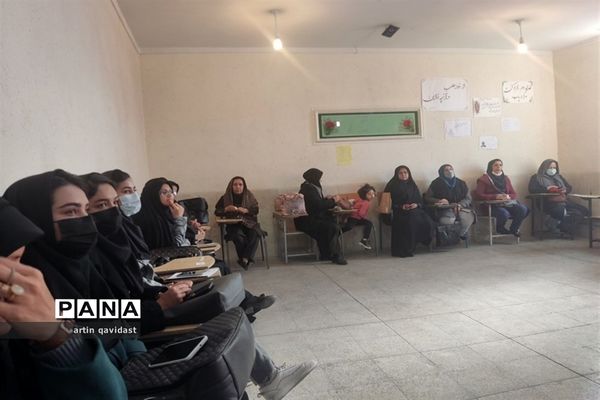 برگزاری دوره آموزشی بازی‌های فکری رویش ویژه مربیان ناحیه 3 شیراز