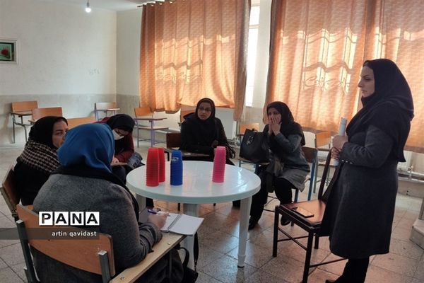 برگزاری دوره آموزشی بازی‌های فکری رویش ویژه مربیان ناحیه 3 شیراز