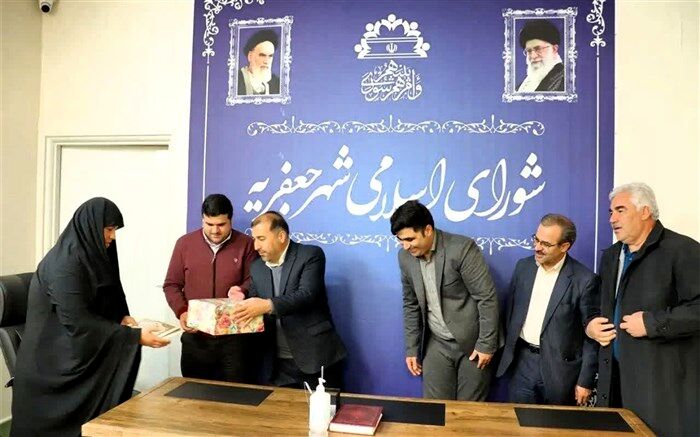 تقدیر از ریاست شورای شهر جعفرآباد قم به مناسبت روز مادر