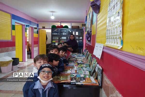 برپایی نمایشگاه کتاب و دست سازه‌های دانش‌آموزی در دبستان نیکان ملارد
