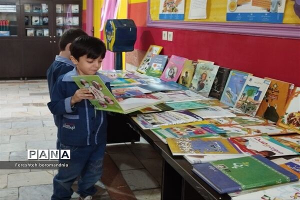 برپایی نمایشگاه کتاب و دست سازه‌های دانش‌آموزی در دبستان نیکان ملارد