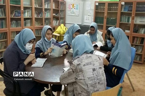 دومین نشست کتاب‌خوان در دبیرستان شایستگان ملارد