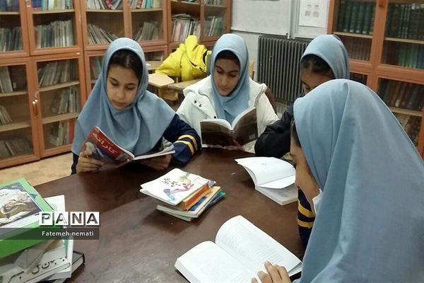 دومین نشست کتاب‌خوان در دبیرستان شایستگان ملارد