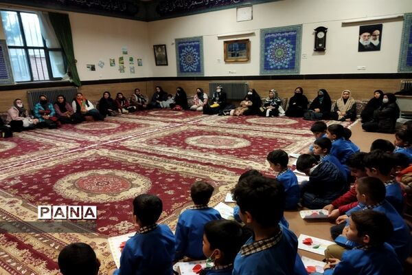 بوسه بر دستان مادر توسط دانش‌آموزان مدرسه شیخ فضل‌الله نوری صفادشت