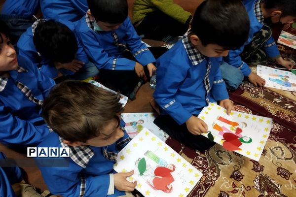 بوسه بر دستان مادر توسط دانش‌آموزان مدرسه شیخ فضل‌الله نوری صفادشت