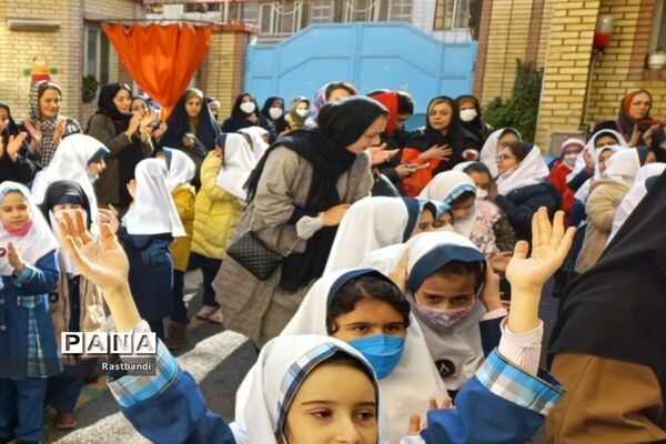 جشن روز مادر در دبستان دخترانه فیروزه منطقه ۱۳