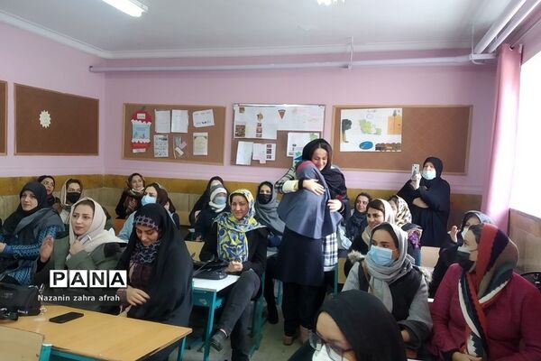 مراسم دست‌بوسی مادر در دبستان شهید سجادیان رودهن