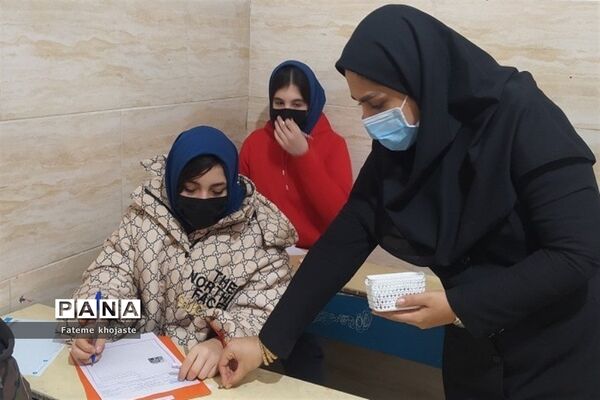 توزیع قرص آهن در مدرسه ندای زهرا قرچک