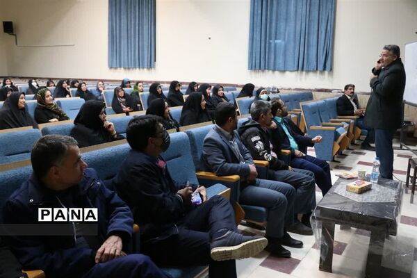 همایش توانمندسازی دبیران و اولیا در ابرکوه