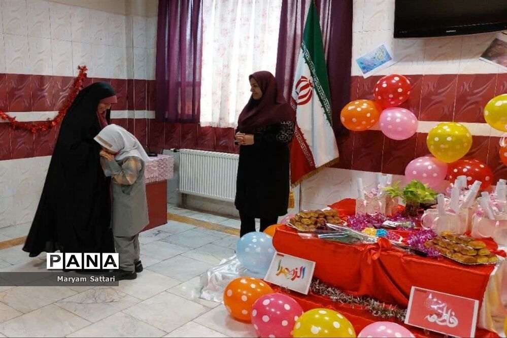 جشن دانش‌آموزی گرامیداشت روز مادر در آموزشگاه شاهد فاطمه زهرا(س) اسلامشهر