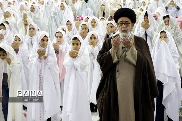 جشن شکوفایی  پنج هزار نفری دانش‌آموزان دختر