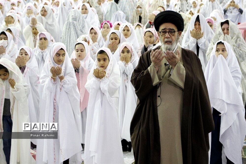 جشن شکوفایی  پنج هزار نفری دانش‌آموزان دختر