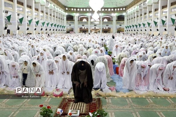 جشن شکوفایی  پنج هزار نفری دانش‌آموزان دختر