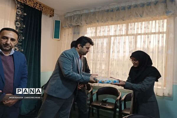 برگزاری مراسم روز مادر و روز زن در دبیرستان‌ شهید‌ زهره‌‌وند قرچک