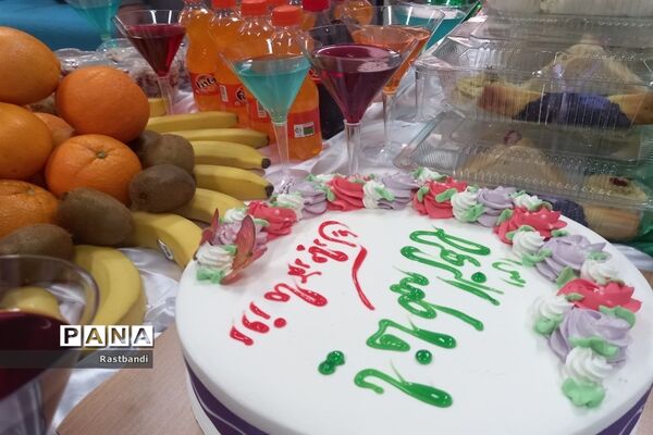 تجلیل از معلمین به بهانه روز مادر در دبستان فرهیختگان منطقه ۱۳