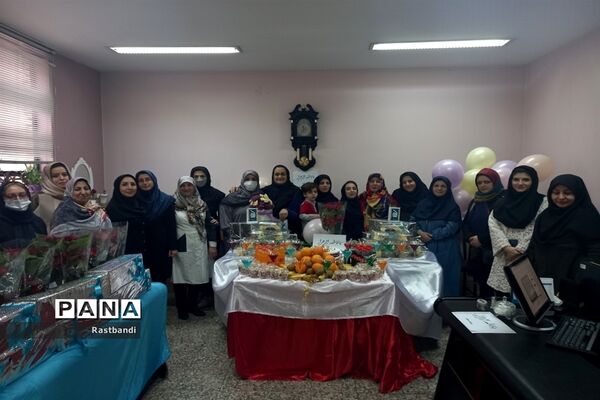 تجلیل از معلمین به بهانه روز مادر در دبستان فرهیختگان منطقه ۱۳