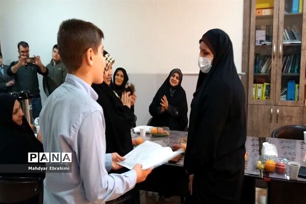 مراسم تجلیل از مادران شهدا و اعضاء انجمن اولیاء و مربیان آموزشگاه شهید کاظمی  اسلامشهر
