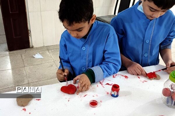 دست‌سازه‌های سفالی دانش‌آموزان دبستان هموطن ۲ رودهن برای روز مادر