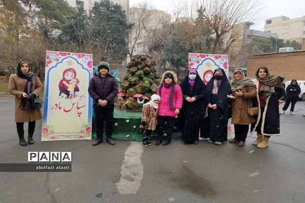 برگزاری آیین سپاس مادر در کانون فرهنگی تربیتی سلمان منطقه ۱۰