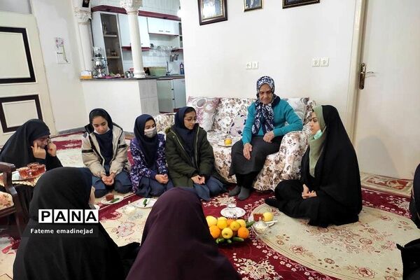 دیدار دانش‌آموزان دبیرستان تربیت رودهن با مادر شهید نادر همتی از شهدای رودهن